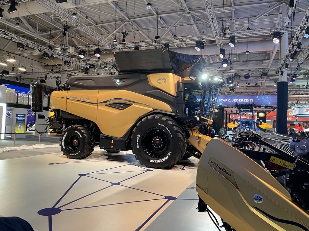 IanMazergroup's tweet photo. New CR11 at AgriTechnica 2023. ⁦@mazergroup⁩ ⁦@NewHollandAG⁩ https://t.co/L12PPb2rvK