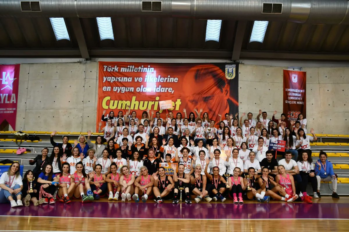 luleburgaz_bld's tweet photo. Lüleburgaz Belediyesi 6. Kadınlar Spor Turnuvası Cumhuriyet Kupası sona erdi. Turnuvaya renk katan tüm takımlarımıza teşekkür ederiz. https://t.co/vs8rTUhFFA