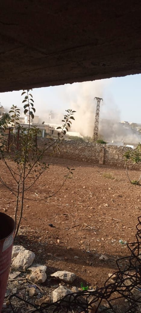 Esad rejimi, İdlib kırsalı Deir Sünbül köyünü topçu atışlarıyla hedef alıyor.