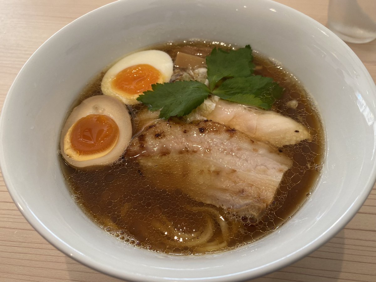 y77elm717's tweet photo. 2023年ラーメン88.89

らーめん 藁さんへ初訪問、進化さん出身との事、久しぶりに店内連食を😊
進化さんといえば塩ですが、醤油も美味しかったです😊近くに用事がある事が多いので、またお邪魔させて頂きます😊
#醤油らーめん
#塩らーめん
#茅ヶ崎市ラーメン https://t.co/YskdXhej0P