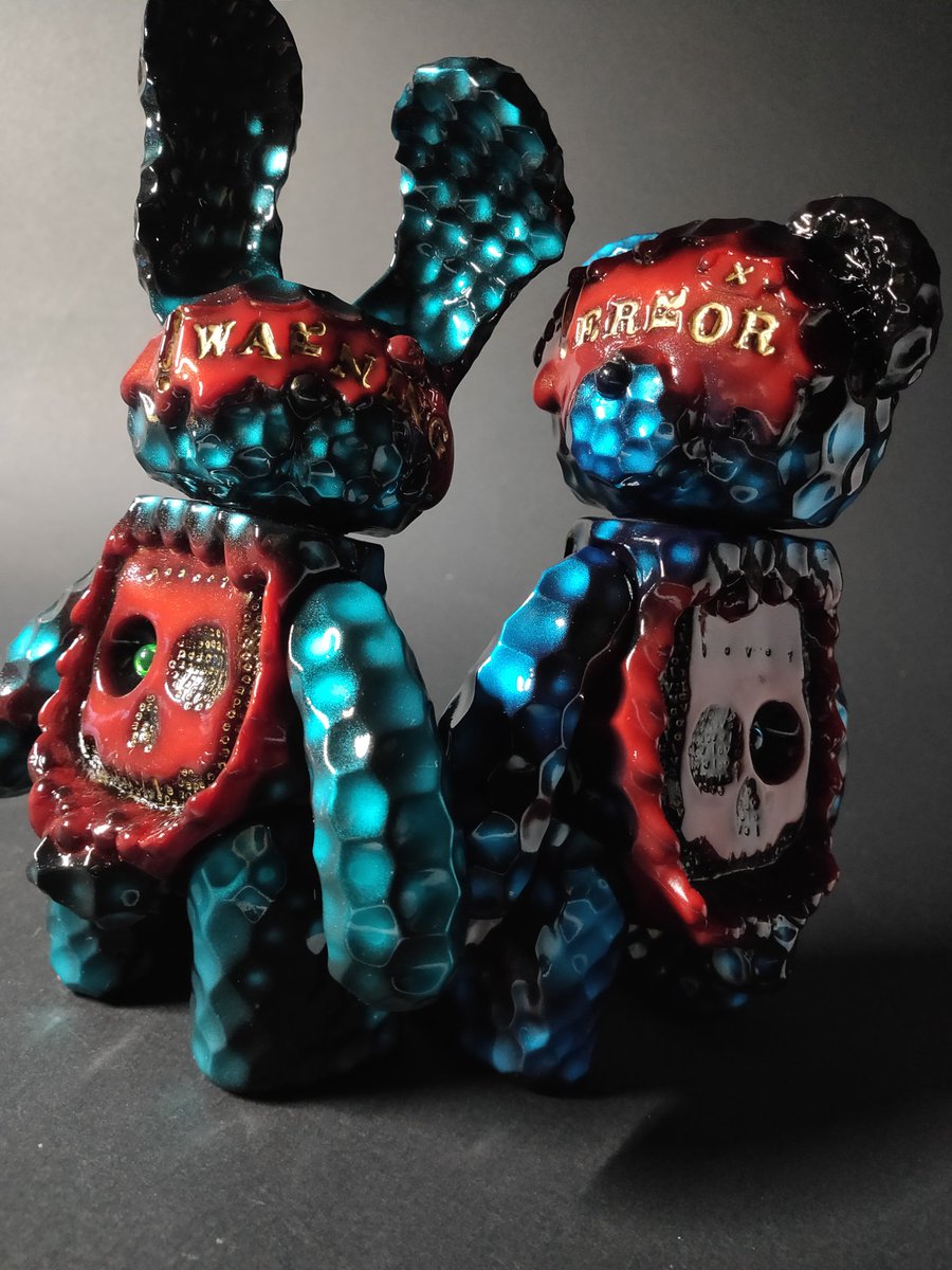 turn_UP_toys's tweet photo. 【拡散希望RTお願い致します🙇】
只今より11/14  24:00迄「BUGるBEAR -Emotet-」と「BUGるBUNNY-Emotet-の抽選受付を開始致します！
※郵送又はイベント会場受け取りをご選択ください。

今回のカラーは赤いベースに青や青緑を使用し、ゴールドでアクセントを付ける所謂クラッシックカラー！
ある意味ソフビ界では“最強”の配色🔥
サイバー空間で“最恐”と呼ばれた、コンピューターウイルス、エモテットの名に相応しい⚠

エモテットは世界200以上の国と地域の170万台以上の端末に感染、世界での損害額は25億ドルに上るとされる。
変異”を繰り返し人類を苦しめた特徴が有ることから、個体毎に青や青緑の模様をランダムに配置。

全て模様が違う“最恐”で“最強”のカラー「Emotet」を是非堪能してほしい🔥
↓↓下記URLよりお申込ください⚠
https://t.co/qqEGdruxvY

写真写りが悪すぎて。。。実物は写真の100倍良いです！GAROが自身を持ってお伝えいたします🔥

#フィギュア 
#ソフビ #sofvi #sofubi #sofvitokyo #softvinyl #toy #arttoy #arttoys #arttoyculture #designertoy #designertoys #artfigure #artfigures 
#ワンコン
#ワンダートイコンベンション