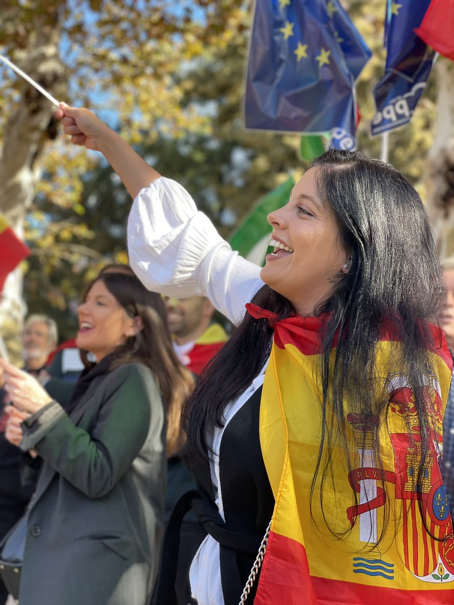 ppcadiz's tweet image. Hoy, en la Plaza de España de #Cádiz, la gente joven reclama una #España libre y la #Igualdad de todos los españoles.
#EspañaNoSeVende