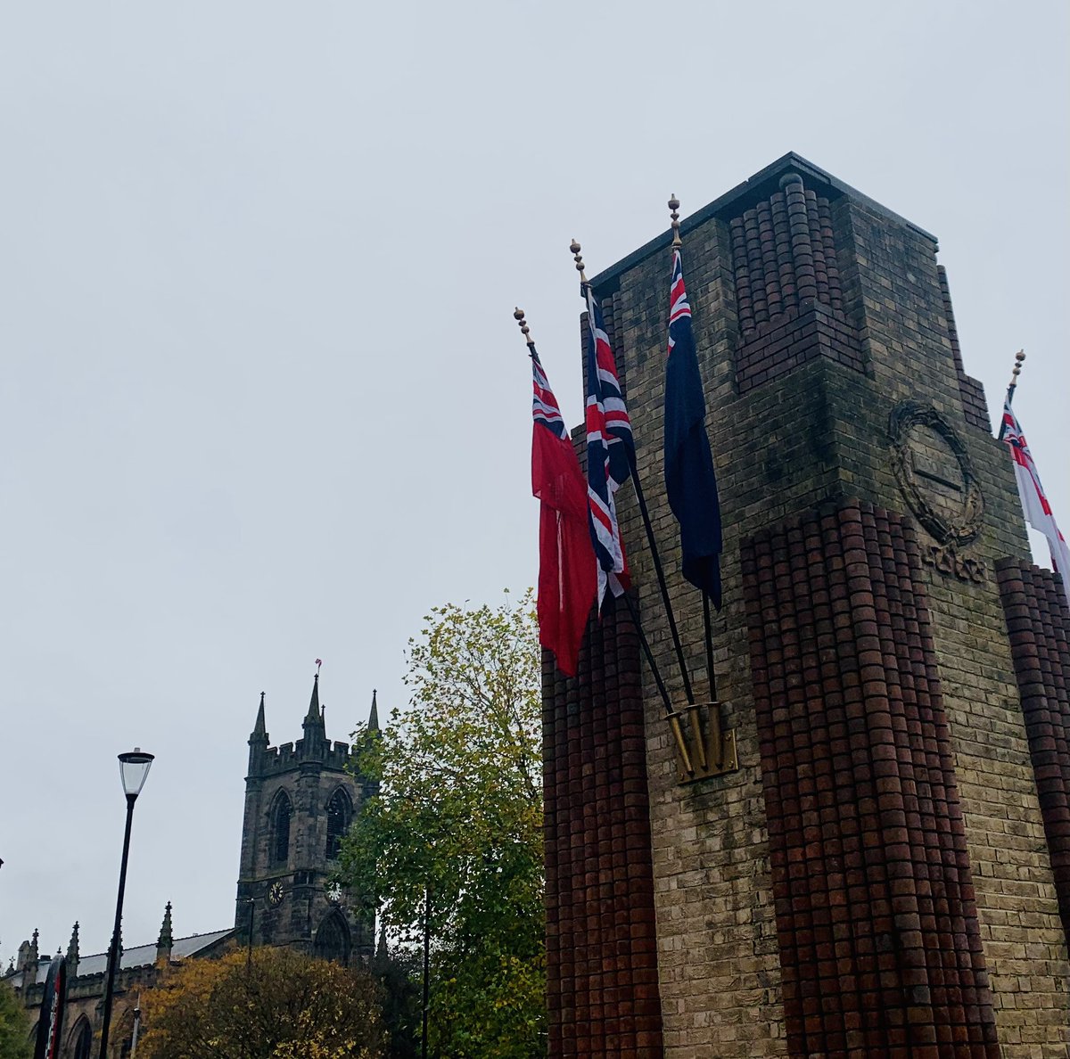 🇬🇧 Incredibly moving to see so many people of all ages at the cenotaph in Stoke for the #RemembanceDay service. Schools well represented. Dozens and dozens of wreaths. Impeccably observed silence and heartily sung national anthem. Proud to lay wreath on behalf of all @StaffsUni
