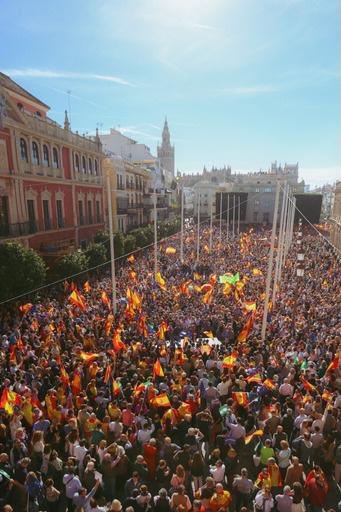 #Sevilla le dice a Pedro Sánchez #NO.
Sevilla le dice SI a la #Constitución, a #España y a la #igualdad de los #andaluces .