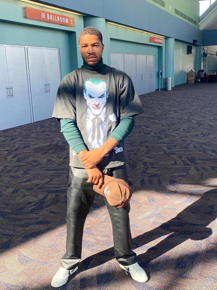 ImpeccableZel's tweet photo. All about a Profit. Got me rocking green like a Milwaukee Buck 🐃🧪😈💴 https://t.co/cKPYrS6uBk