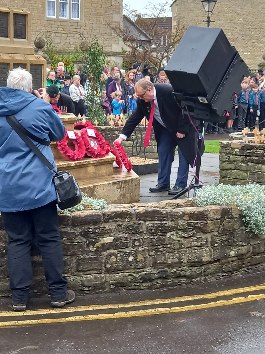 MelkLionsClub's tweet photo. Our President Phil paying respects on behalf of @MelkshamLions 🌺#LestWeForget #RemembranceDay #PoppyDay #Melksham #Wiltshire #LionsClubInternational #LionsForever #WeServe https://t.co/oGUjFBSuqU