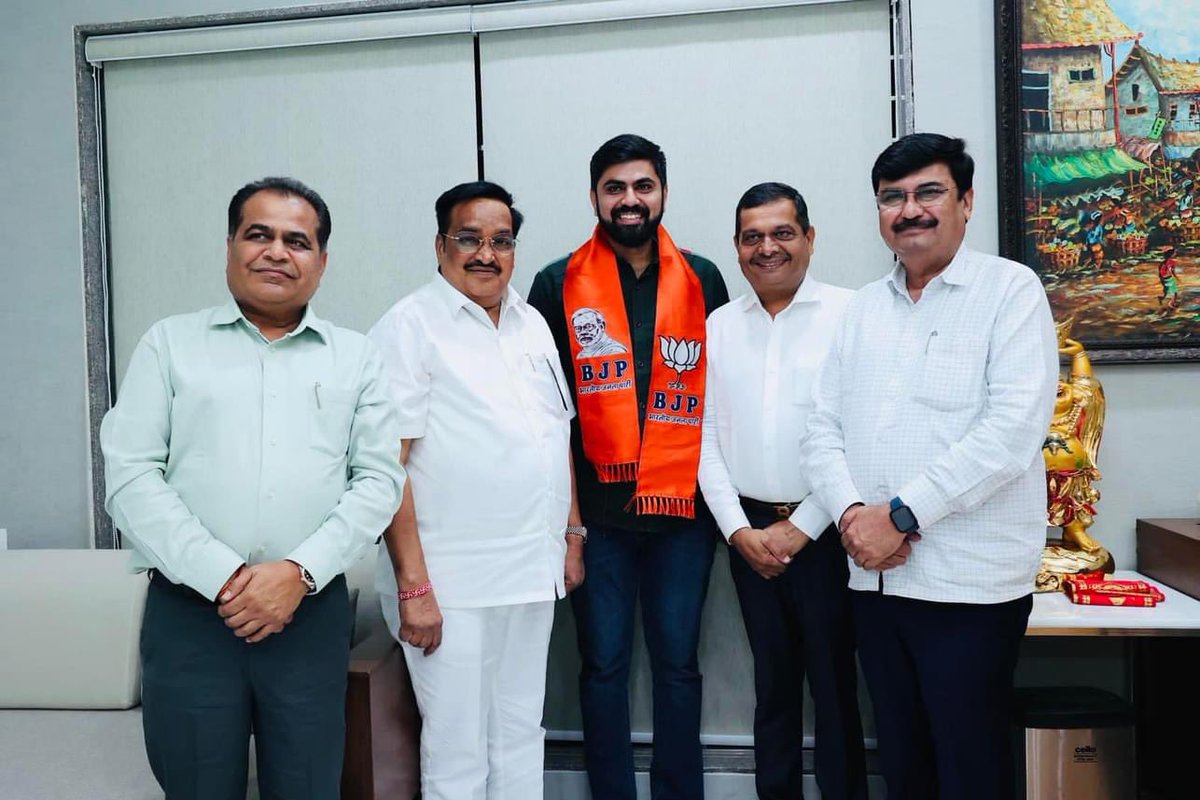 Nikhil Savani rejoins BJP; CR Patil offers him a saffron scarf