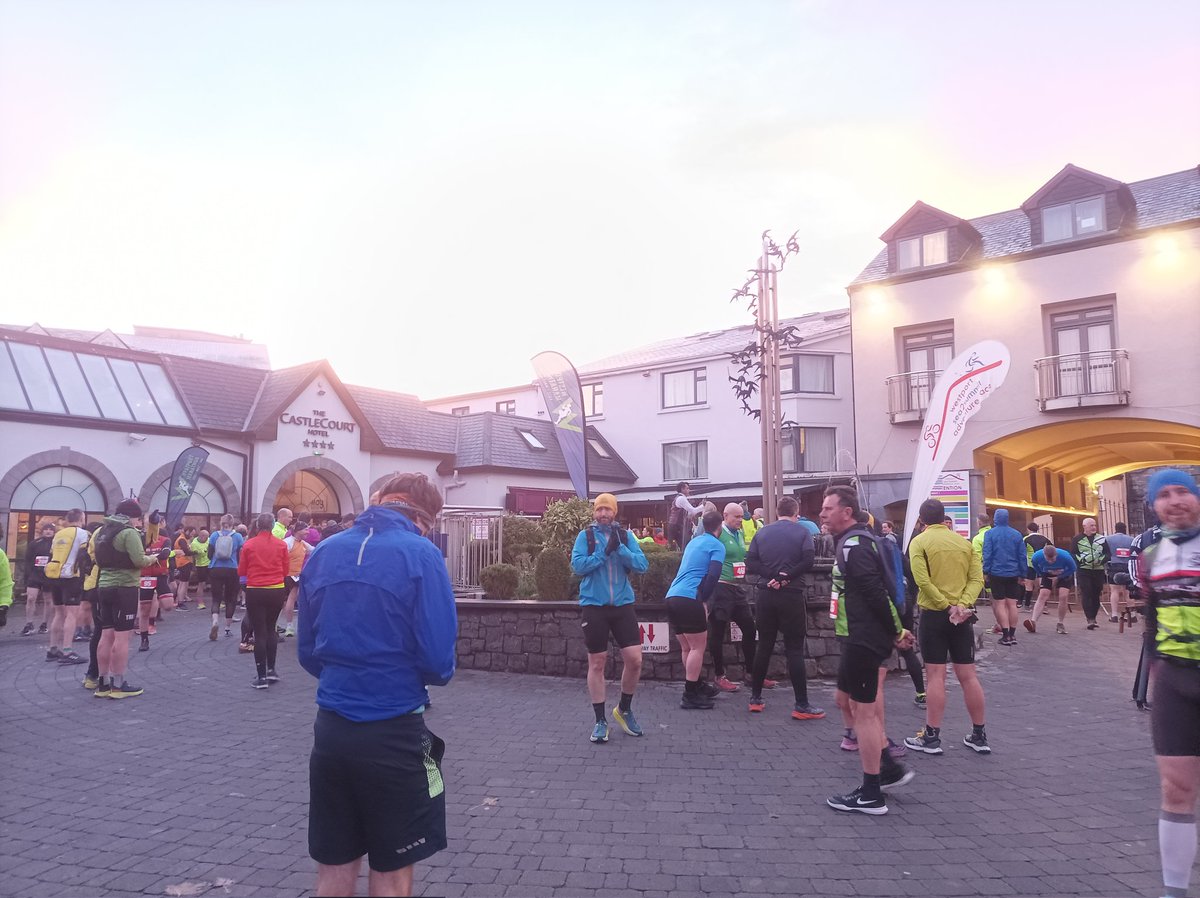 Folan123P's tweet photo. Westport #sea2summit an-ócáid. Slua mór amuigh 🚴♂️🏃♂️⛰️ https://t.co/Ycl1dlVy3X