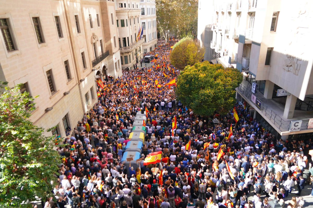 Avui moltíssima gent ha sortit al carrer, gent que mai no ho havia fet i ni tan sols ha votat al PP. Per dir, pacíficament i amb convicció, que no permetrem que canviïn la Constitució per la porta de darrere. No es poden rompre els consensos constitucionals ni la separació de