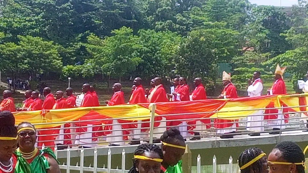 ugcatholics's tweet photo. Earlier at the Uganda National Martyrs Shrine - Namugongo.
 In pictures is the Procession For Holy Mass as MEPA family Gathers for their annual 2023 Pilgrimage in honor of the Holy Uganda Martyrs.

Animating Diocese: Mbarara Archdiocese (AMDA)

#UCOupdates.
#MEPApilgrimage2023 https://t.co/zknJDE90hP