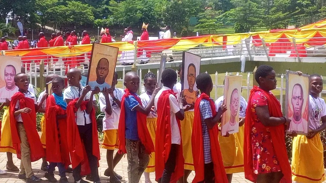 ugcatholics's tweet photo. Earlier at the Uganda National Martyrs Shrine - Namugongo.
 In pictures is the Procession For Holy Mass as MEPA family Gathers for their annual 2023 Pilgrimage in honor of the Holy Uganda Martyrs.

Animating Diocese: Mbarara Archdiocese (AMDA)

#UCOupdates.
#MEPApilgrimage2023 https://t.co/zknJDE90hP