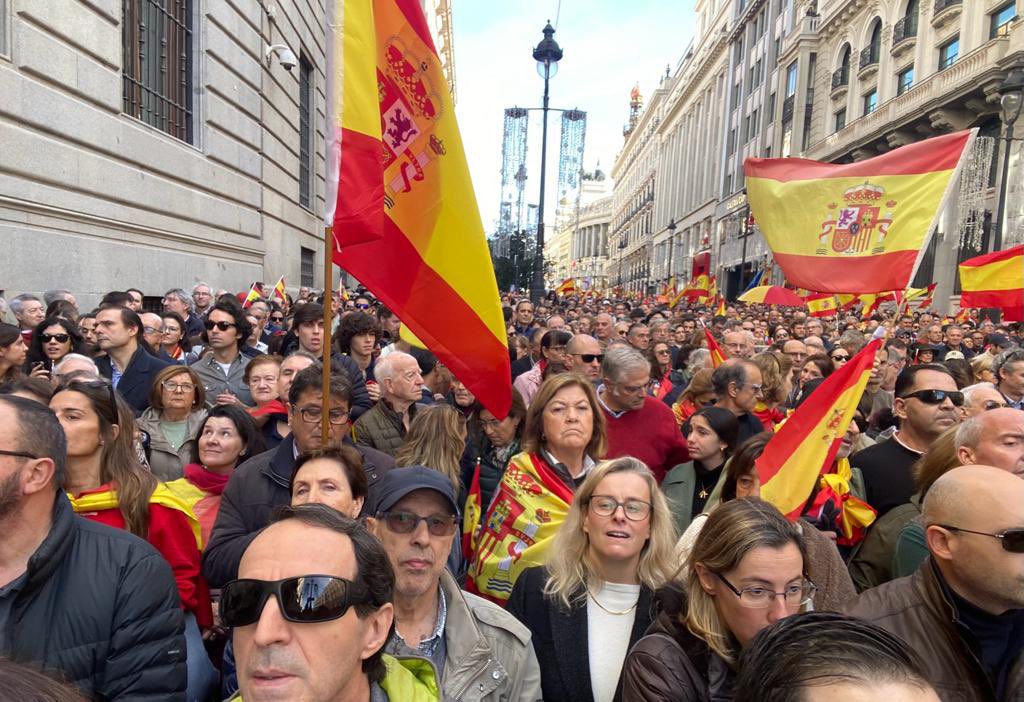 Macarena_Olona's tweet photo. Siempre al lado de la España cívica y firme, pacífica y luchadora, sensata y coherente. La España de las sonrisas.

Era muy necesaria la imagen de hoy. 

La vida no son siglas. Mantengamos el espíritu del 12 de noviembre. Unión. 🇪🇸 https://t.co/mcuLASExbE