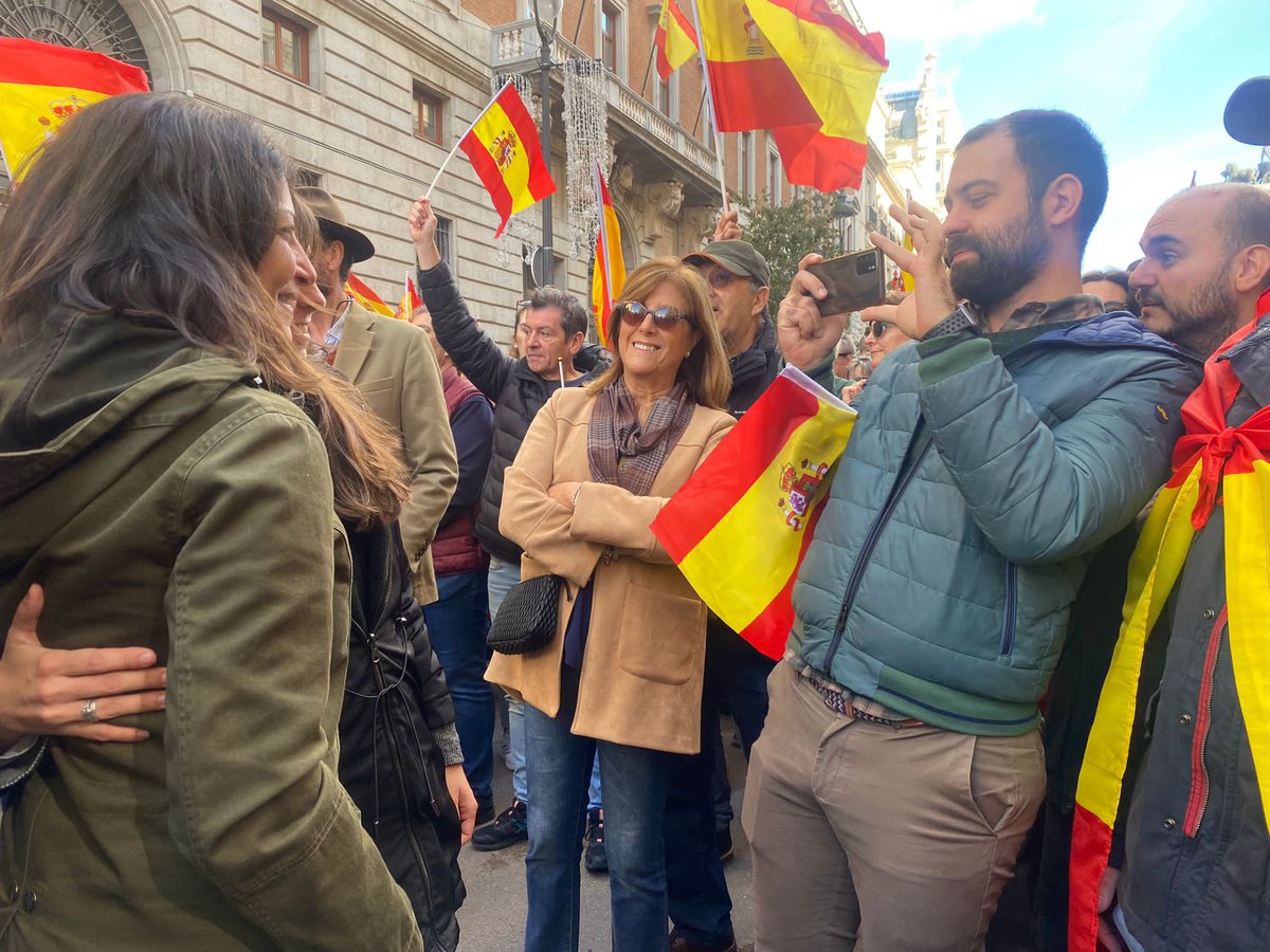 Macarena_Olona's tweet photo. Siempre al lado de la España cívica y firme, pacífica y luchadora, sensata y coherente. La España de las sonrisas.

Era muy necesaria la imagen de hoy. 

La vida no son siglas. Mantengamos el espíritu del 12 de noviembre. Unión. 🇪🇸 https://t.co/mcuLASExbE