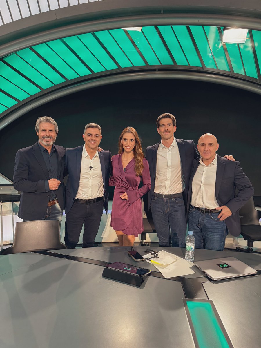 iaguirregabiria's tweet image. A ver, es cierto que el Girona juega muy bien y es el equipo de moda pero quiero poner en valor lo bien que llega el EQUIPAZO de #DeportePlus al parón de noviembre. 
Ayer estrenando al jugón del Piojo López y con los veteranos @MundoMaldini y @RafaAlkorta1 rindiendo a un nivel