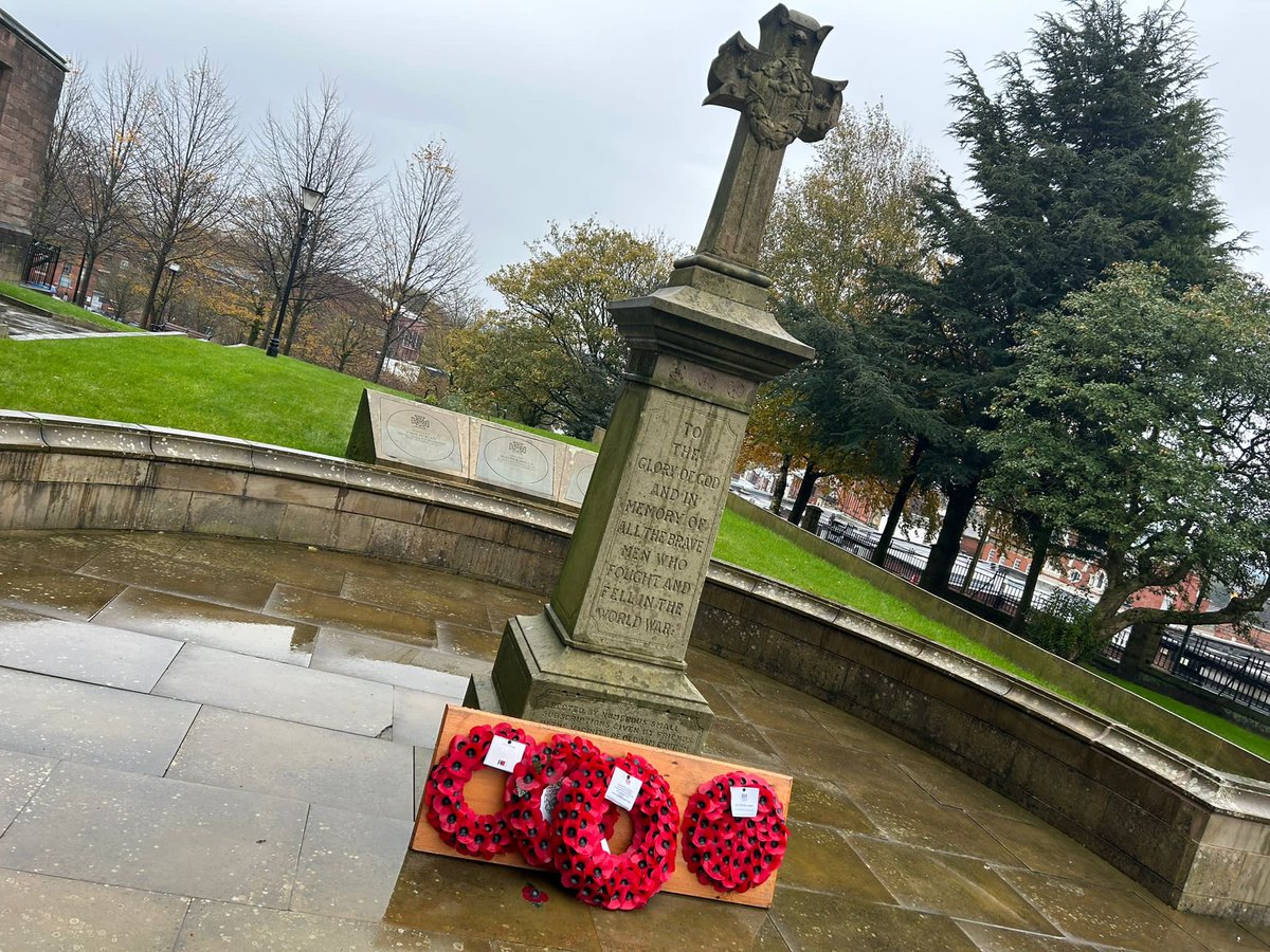 ChauhanZahid's tweet photo. This morning a series of services took place across our borough, to commemorate those who lost their lives in two world wars and more than 70 other conflicts.

The services were held in conjunction with branches of the Royal British Legion, residents, uniformed services and representatives of all organisations.

It was an honour for me to participate in the service, standing alongside fellow community members and laying a wreath at the Oldham War Memorial in the heart of our Town Centre.

Let us remember those who made the ultimate sacrifice 🙏

They shall grow not old, 
As we that are left grow old:
Age shall not weary them, 
Nor the years condemn. 
At the going down of the sun 
And in the morning, 
We will remember them.