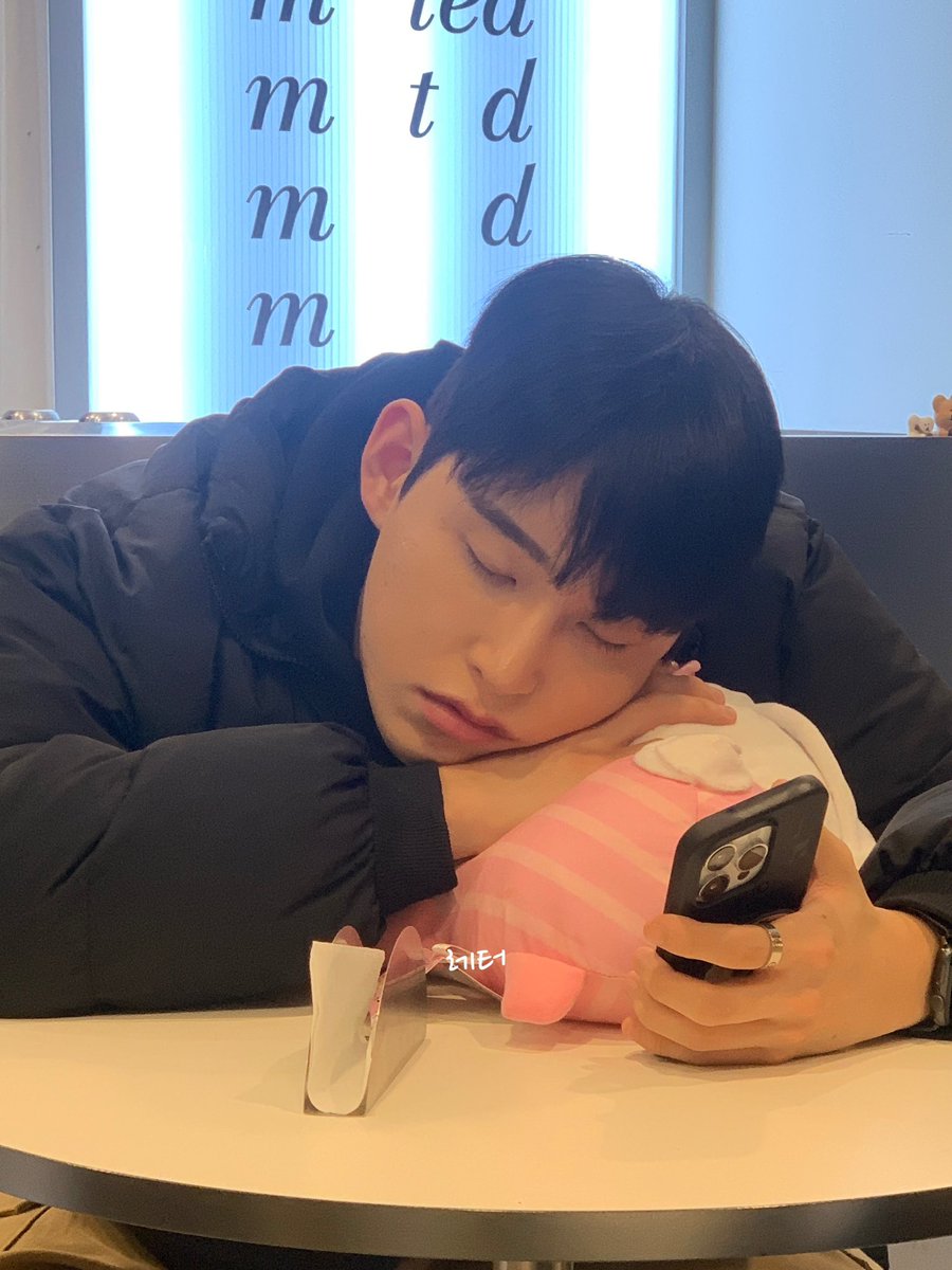 핸드폰 하다가 잠든 민성이😴