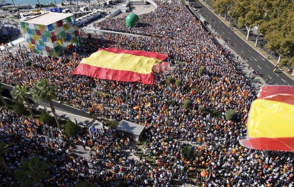 Miss_Grape_'s tweet photo. Sevilla, Murcia, Málaga o Madrid. 

Hay una España que apuesta por la igualdad y la solidaridad entre españoles y que defiende el Estado de derecho. https://t.co/BQVnVNRpmW
