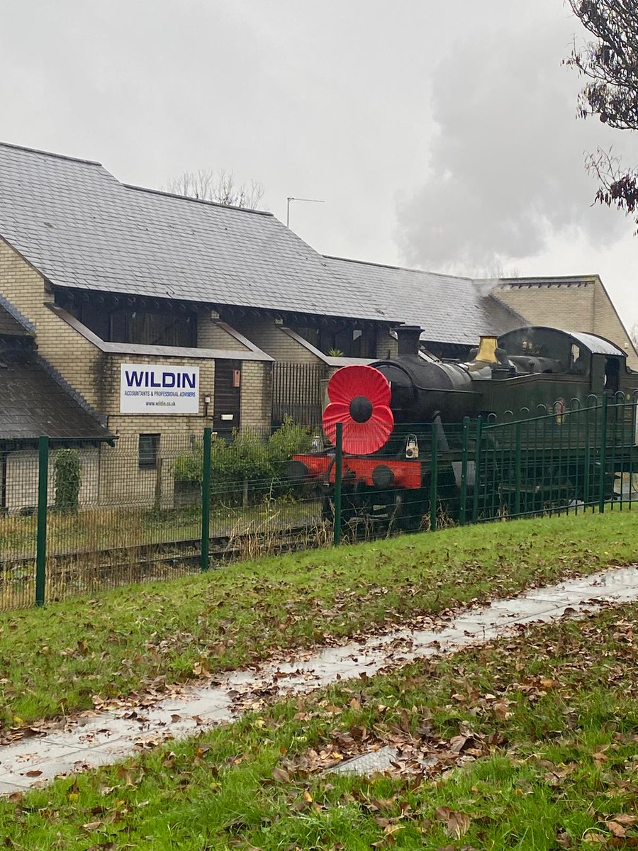 Very proud of our head boys and girls this morning, taking part in the Lydney Remembrance parade #ArmisticeDay2023 #RemembranceDay2023 #LestWeForget2023