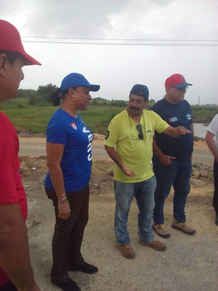 Smith_inf's tweet photo. Viceprimera Ministra Inés María Chapman, visita los trabajos para la reconstrucción de la alcantarilla colapsada en el Km 73.2 de la carretera Holguín-Moa, #Holguín, en la zona de Guaro. #CubaViveYTrabaja #CubaViveyVence https://t.co/WdWwt5ITo1