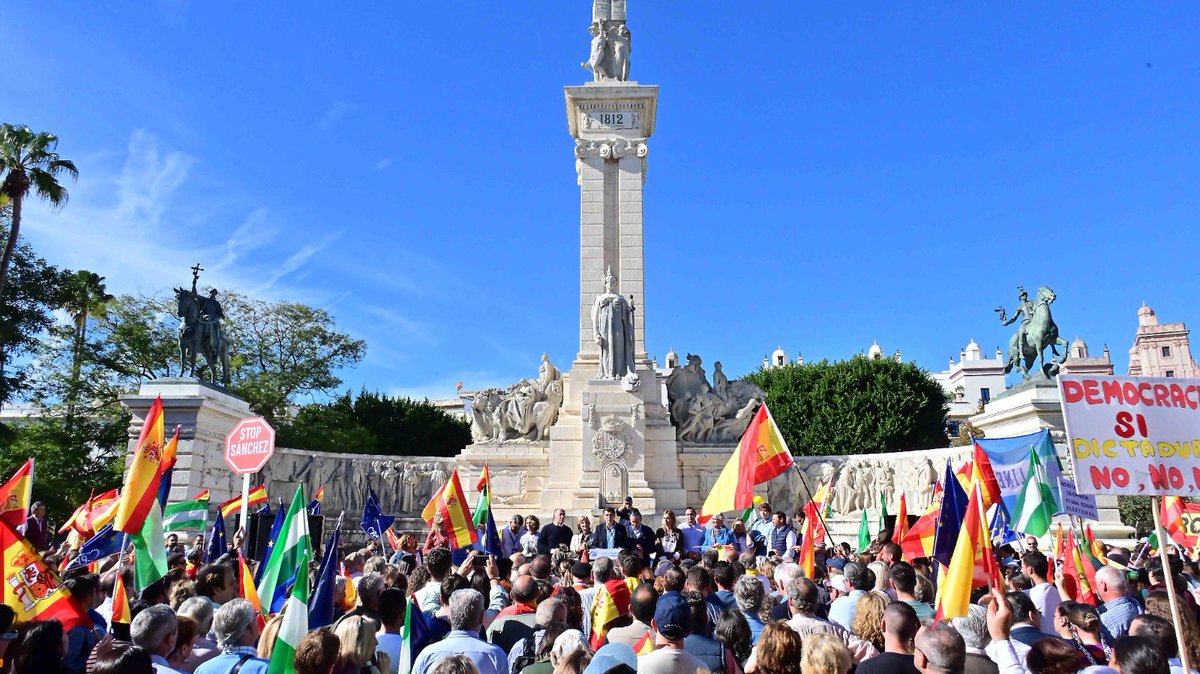 ppcadiz's tweet image. Plaza de España, Cádiz. Miles de personas y un solo grito por la #Igualdad de todos los españoles.

#EspañaNoSeRinde