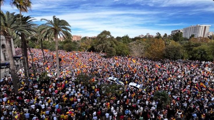 mjosecatala's tweet photo. Hoy, Valencia dice BASTA. España dice BASTA.

Esto no es un movimiento político, es un clamor SOCIAL por defender la igualdad, la justicia, la convivencia, la democracia y la Constitución.

#EspañaNoSeRinde https://t.co/g8p7SL5AAt
