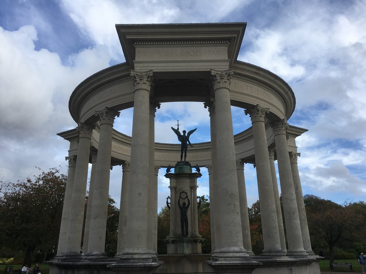 Heddiw, rydym yn ymgynnull wrth y Gofeb Ryfel Genedlaethol yng Ngerddi Alexandra ar gyfer Gwasanaeth Coffa Cymru, er mwyn anrhydeddu a thalu parch i'r rhai sydd wedi ymladd a'r rhai sydd wedi disgyn. “Fe’u cofiwn hwy.” 

Darllenwch fwy yma: orlo.uk/U5vNS

#SulyCofio