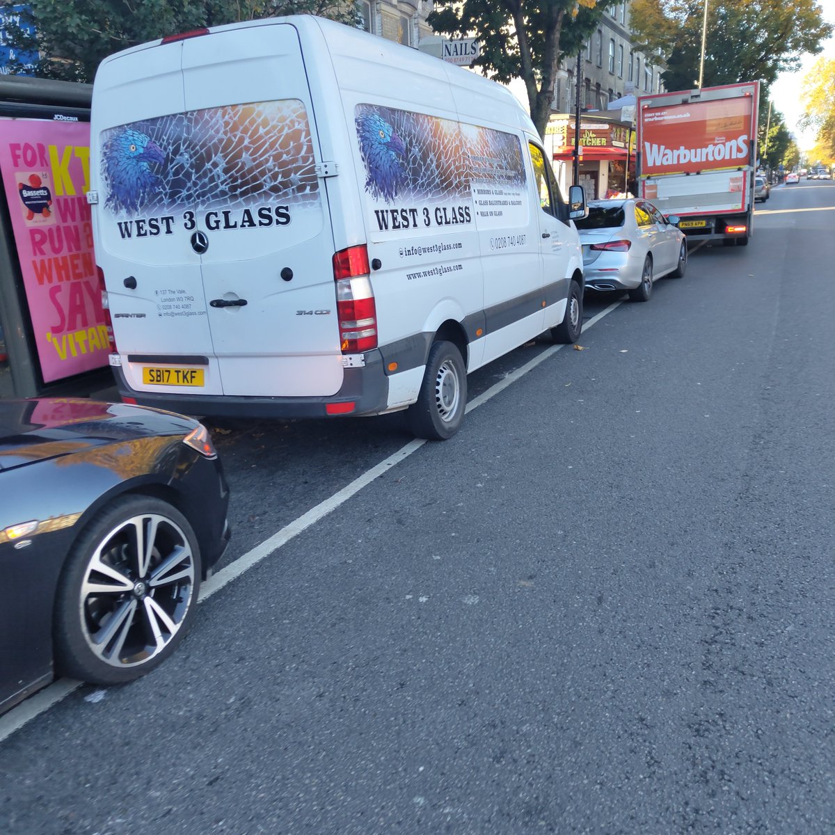 A4020 Uxbridge Road.

Bike lane.. Solid line..
@EalingCouncil seems comfortable that it's like this all day.

If businesses need this space for loading and deliveries, at least remove the lane so they can stop pretending it's a provision!