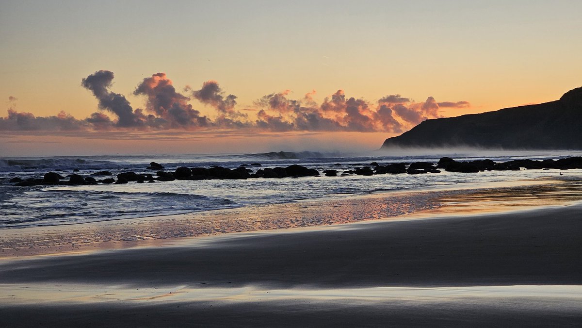 FOXY3282's tweet photo. Beautiful autumn sunrise at Cayton Bay near Scarborough this morning 0 degree's @BBCLookNorth @bbcweather @BBCWthrWatchers https://t.co/dP5Jiugpjh