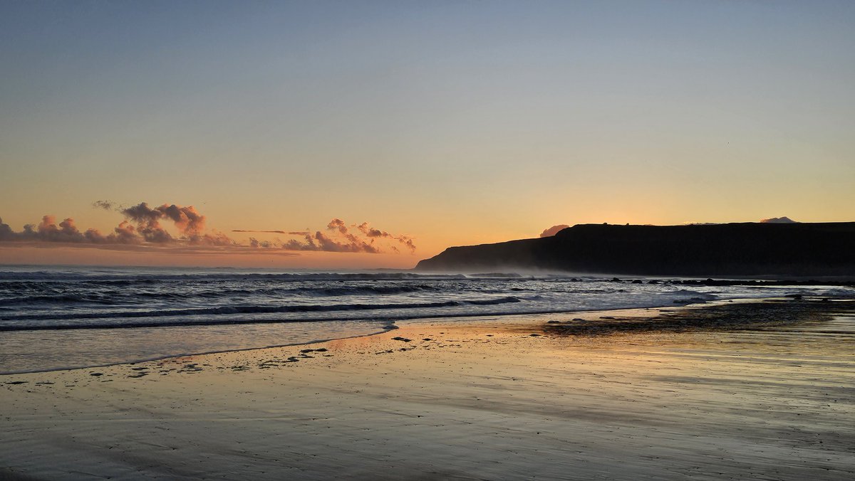 FOXY3282's tweet photo. Beautiful autumn sunrise at Cayton Bay near Scarborough this morning 0 degree's @BBCLookNorth @bbcweather @BBCWthrWatchers https://t.co/dP5Jiugpjh