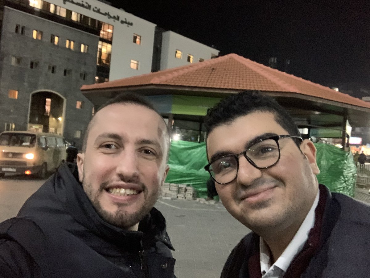 Mohd_Alhaj1992's tweet photo. الدكتور همام اللوح
رفيق الغربة والدراسة
أكمل اختصاصه في الأمراض الباطنية وثم أمراض الكلى في الأردن 
وحاصل على المركز الأول في البورد الأردني والعربي
فضّل العودة إلى غزة على أن يبقى في الأردن رغم كثرة الفرص
همام استشهد هو ووالده ولا نعلم مصير أطفاله إلى الآن
رحمة الله عليك يا صديق https://t.co/4BIIs2LgJy