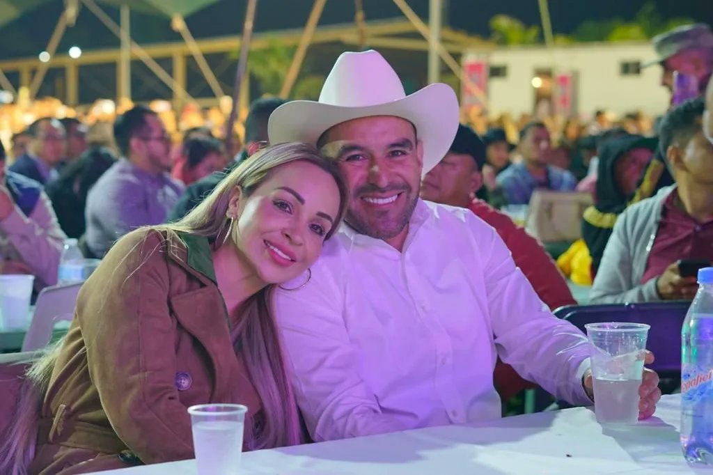 Una gran velada romántica con la excelente presentación de Espinoza Paz y que mejor manera de disfrutarla que acompañado de mi hermosa esposa Johalin Meza Gomez , cerrando así con broche de oro esta 13ava Cabalgata de la Amistad.

¡Nos vemos el próximo año!