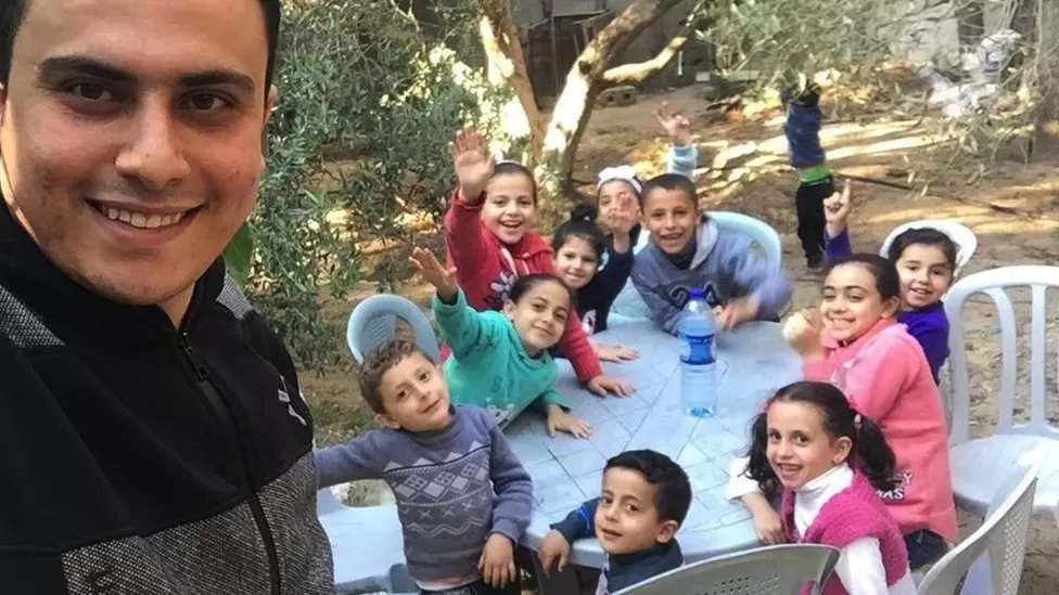 TMIHARINI's tweet photo. Anak-anak di foto tersebut telah tiada.

4 tahun lalu, Ahmed al-Naouq post foto selfie bareng keponakannya, sekarang mereka semua tinggal kenangan.

Saat bom israel jatuh di kediaman rumah keluarganya di Gaza, 21 orang termasuk ayahnya, 3 adiknya, 2 kakaknya, dan 14 anak-anak meninggal dunia.