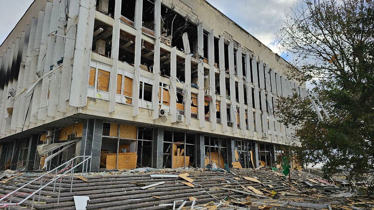 eurovanya's tweet photo. Russia attacked A LIBRARY in Kherson, on a year after its liberation https://t.co/1WGncU8GzV