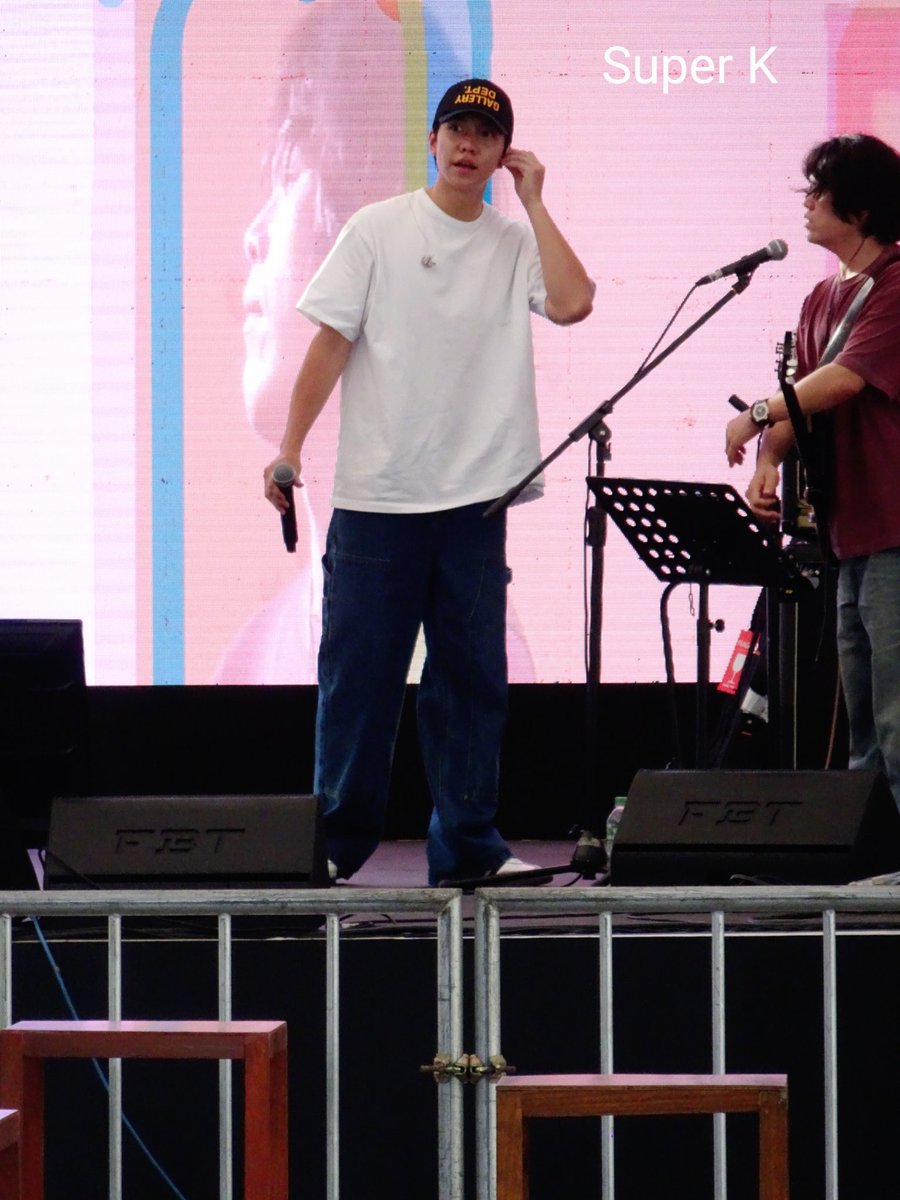We heard Seunggi practicing three songs. They are Return, Open Arms, and Losing My Mind. 

The triple threat artist is in Manila for BB.Q Chicken's Chimaek Festival. 

📷 Eds Garcia

#BBQChickenChimaekFestival
#LeeSeunggi #Seunggi
