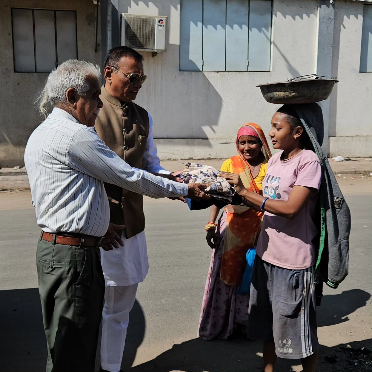 RajeshDaveBJP's tweet photo. સૌ કાર્યકર્તાઓના સહયોગ થી દિવાળીના તહેવારોમાં ખુશી પ્રસરાવવા નું ઉન્નત કાર્ય ઓઢવ વોર્ડના કાર્યકર્તાઓ અને સંગઠન દ્વારા આયોજિત વસ્ત્રદાન કાર્યક્રમની અંદર ગરીબોને 50 કરતા વધારે જોડી કપડા, સાડી તેમજ ચણીયાચોલીનુ વિતરણ કરવામાં આવ્યું. #helpforpoor #odhavGroup #trending #diwalivibes✨ https://t.co/iXQthC0OXE
