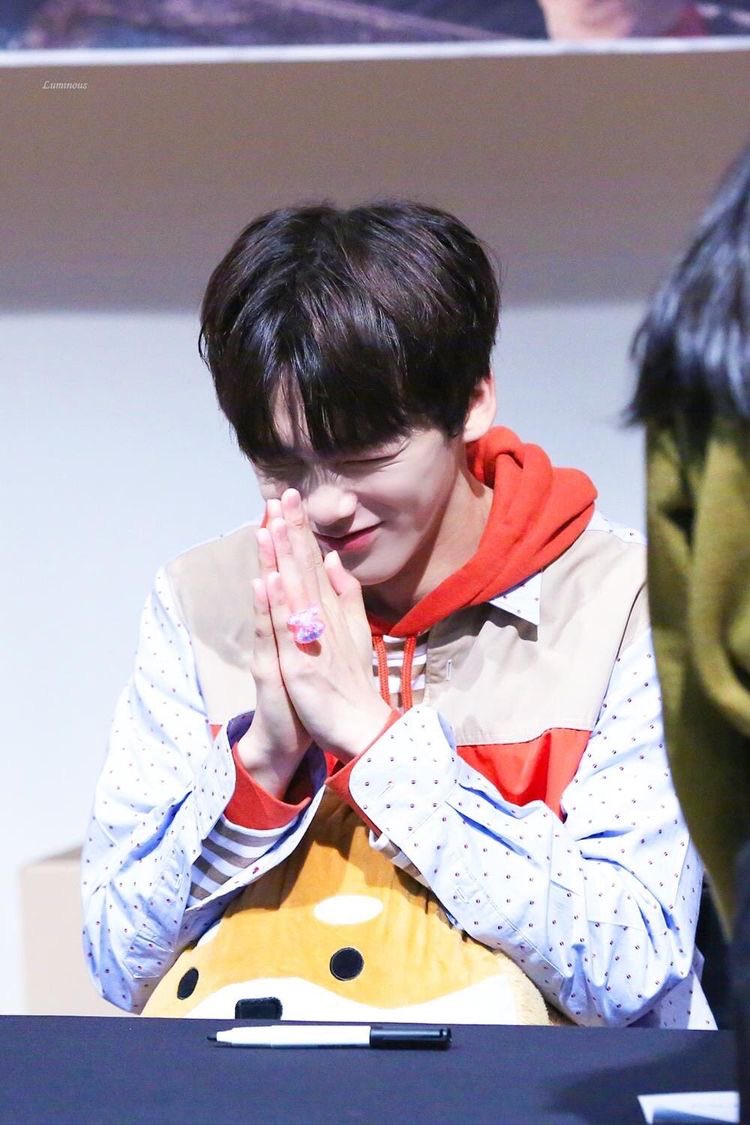 민찬이가 해줬으면 하는거
1.최애의 아이(모두가 원해서 해줘야됨)
2.귀여워서 미안해(원래 안무대로 말고. 귀여운짓 한바가지 하고 미안해 하는 식으로 바꿔서 해줘야됨)
3.헤어지자고? 나 지금 잘생겼는데?(그 얼굴로 능글맞게 하면 개찰떡일거같음)
제발 나 새벽에 물떠놓고 기도한다