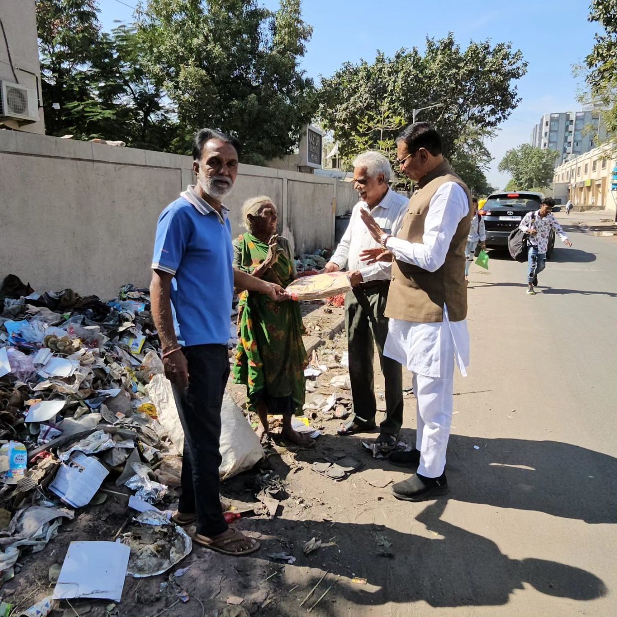 RajeshDaveBJP's tweet photo. સૌ કાર્યકર્તાઓના સહયોગ થી દિવાળીના તહેવારોમાં ખુશી પ્રસરાવવા નું ઉન્નત કાર્ય ઓઢવ વોર્ડના કાર્યકર્તાઓ અને સંગઠન દ્વારા આયોજિત વસ્ત્રદાન કાર્યક્રમની અંદર ગરીબોને 50 કરતા વધારે જોડી કપડા, સાડી તેમજ ચણીયાચોલીનુ વિતરણ કરવામાં આવ્યું. #helpforpoor #odhavGroup #trending #diwalivibes✨ https://t.co/iXQthC0OXE