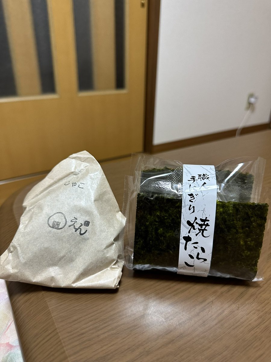 reihappy's tweet photo. 娘が
今日 郡山
『うすい』（百貨店）で
おにぎり🍙
※いろんな🍙が勢揃いな
イベント中でした
買ってきたから
持ってきてくれました
娘よ
ありがとう😊
🍙と海苔が
別々に👍👍👍
MINI2台が並ぶ❣️
私には嬉しい瞬間♥️
#MINI
#MINIクーパー
#MINISEVEN
#MINIクロスオーバーALL4 https://t.co/fuz78aVRkz