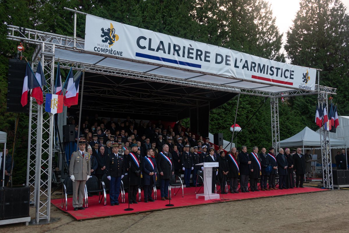 CDC94ri's tweet photo. Hier, pour le #11Novembre  🇨🇵, le 94e RI était à la "Clairière de l'Armistice" à #Rethondes, accompagné de ses classes de Défense. Un beau moment partagé avec les collégiens. https://t.co/JycBSzFhpa