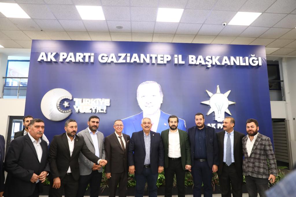 SANLIDER's tweet photo. Şanlıder Başkanımız @hakki63kilic, 
Birecikliler Dernek Başkanı @AltunovaSaban , Siverekliler Dernek Başkanı Mehmet Nergiz ve yönetim kurulu üyeleriyle birlikte AK Parti İl Başkanı Sn. @muratcetin27 ve yönetim kurulu üyelerine hayırlı olsun ziyaretinde bulundu. https://t.co/24sjQPgnEF