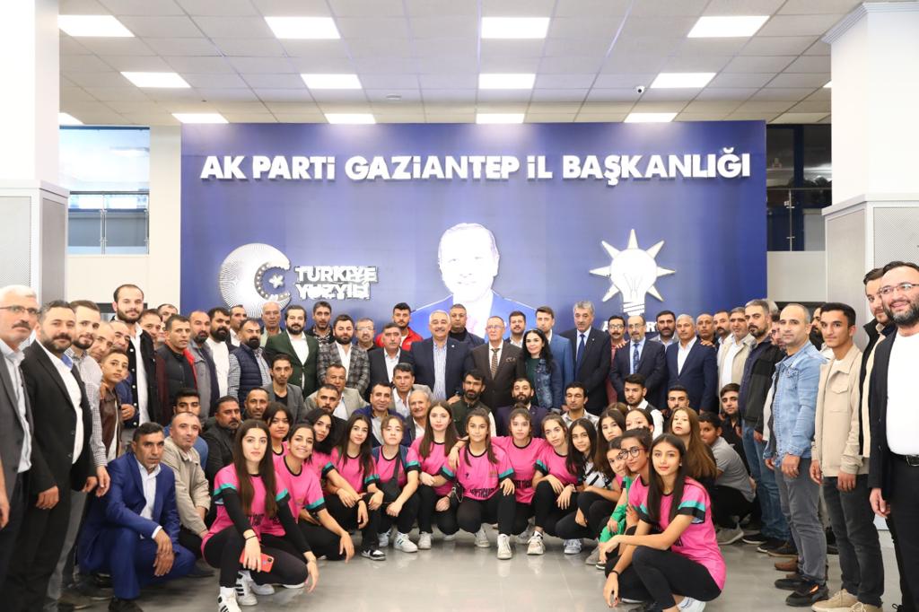 SANLIDER's tweet photo. Şanlıder Başkanımız @hakki63kilic, 
Birecikliler Dernek Başkanı @AltunovaSaban , Siverekliler Dernek Başkanı Mehmet Nergiz ve yönetim kurulu üyeleriyle birlikte AK Parti İl Başkanı Sn. @muratcetin27 ve yönetim kurulu üyelerine hayırlı olsun ziyaretinde bulundu. https://t.co/24sjQPgnEF