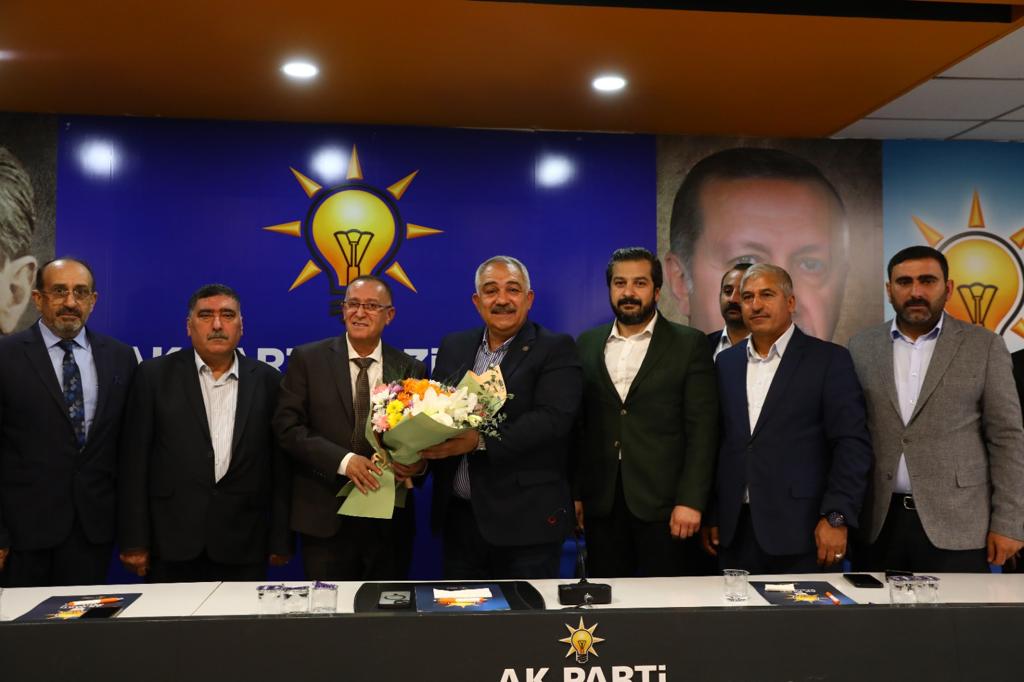 Şanlıder Başkanımız <a href="/hakki63kilic/">HAKKI KILIÇ</a>, 
Birecikliler Dernek Başkanı <a href="/AltunovaSaban/">şaban altunova</a> , Siverekliler Dernek Başkanı Mehmet Nergiz ve yönetim kurulu üyeleriyle birlikte AK Parti İl Başkanı Sn. <a href="/muratcetin27/">Murat Çetin</a> ve yönetim kurulu üyelerine hayırlı olsun ziyaretinde bulundu.