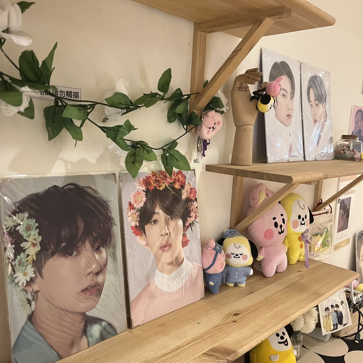 cc_dopamine's tweet photo. 第一次的展覽獻給我們國旻
在店裡待了好久 一刻都捨不得離開
真的過了很充實很幸福的一天💖🫶
謝謝每一個繪師的作品
以及籌備展覽的 @RealLoveStoreKM 💜💛 https://t.co/YovKjwnxsO