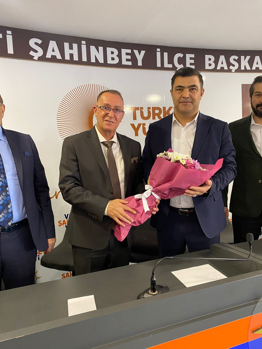 SANLIDER's tweet photo. Şanlıder Başkanımız @hakki63kilic, 
Birecikliler Dernek Başkanı @AltunovaSaban,Siverekliler Dernek Başkanı Mehmet Nargiz ve yönetim kurulu üyeleri ile birlikte  AK Parti Şahinbey İlçe Başkanı Sn. @mehmed_tiryaki ve yönetim kurulu üyelerine hayırlı olsun ziyaretinde bulundu. https://t.co/nk4wFcXQkY