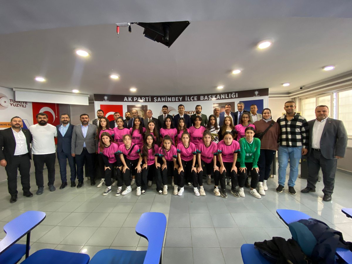 SANLIDER's tweet photo. Şanlıder Başkanımız @hakki63kilic, 
Birecikliler Dernek Başkanı @AltunovaSaban,Siverekliler Dernek Başkanı Mehmet Nargiz ve yönetim kurulu üyeleri ile birlikte  AK Parti Şahinbey İlçe Başkanı Sn. @mehmed_tiryaki ve yönetim kurulu üyelerine hayırlı olsun ziyaretinde bulundu. https://t.co/nk4wFcXQkY