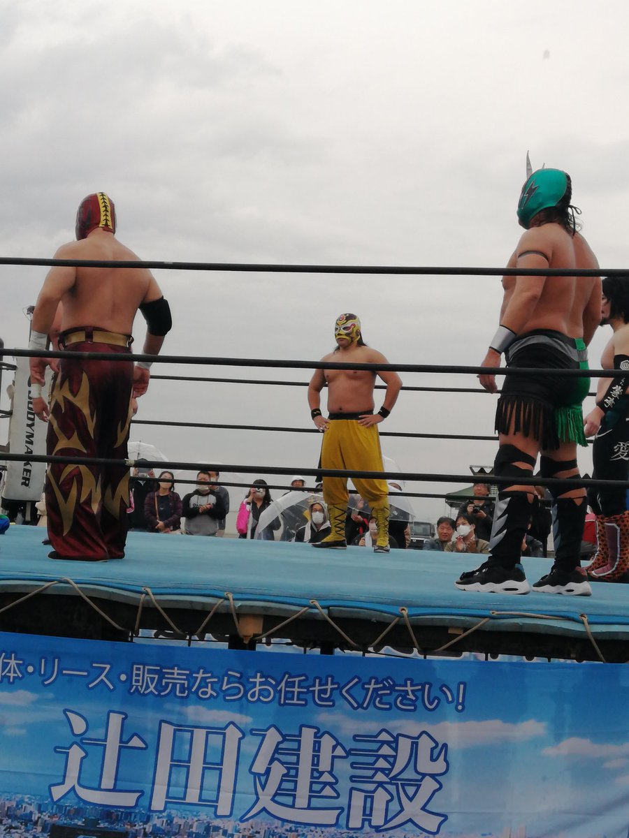 ryo_rplanning's tweet photo. #河内プロレス #八尾わいわいフェスタ 雨模様の中多数の御来場ありがとうございました！無料大会には有り得ない豪華＆バラエティに富んだメンバーで悪コンディションをものともしない最高の盛り上がりでした。お客様も選手の皆さんも風邪ひかないように！ https://t.co/lNycmcJDQM