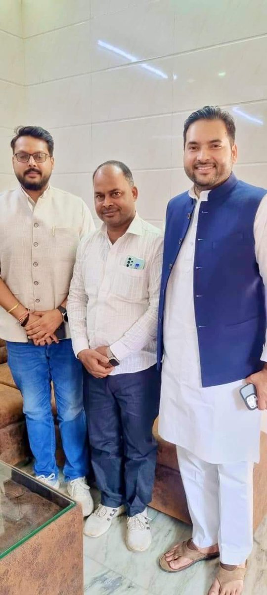 Ramkishan_bjp's tweet photo. हमारे अभिभावक पूर्व राज्यमंत्री/विधायक श्री @MlaShikarpur जी और छोटे भाई @kushsharma_adv जी को दीपावली की शुभकामनाएँ प्रेषित कर माननीय मंत्री जी से आशीर्वाद प्राप्त किया । https://t.co/jV4fG1FjlV