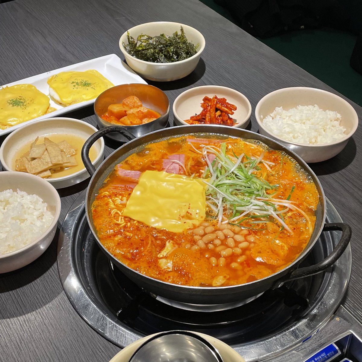 suni__fit's tweet photo. 韓国の狎鴎亭ロデオにある「이모가 있는 집」
壁一面に俳優やアイドルなど芸能人のサインがあるプデチゲ専門店。1人前12,500ウォンのプデチゲがスパムにソーセージ、お餅、ラーメンととにかく具沢山で美味しすぎる。2種類あってこれは辛くない元祖プデチゲ。

📍ソウル特別市 江南区 論峴洞 95-11 https://t.co/4BrtgImozH