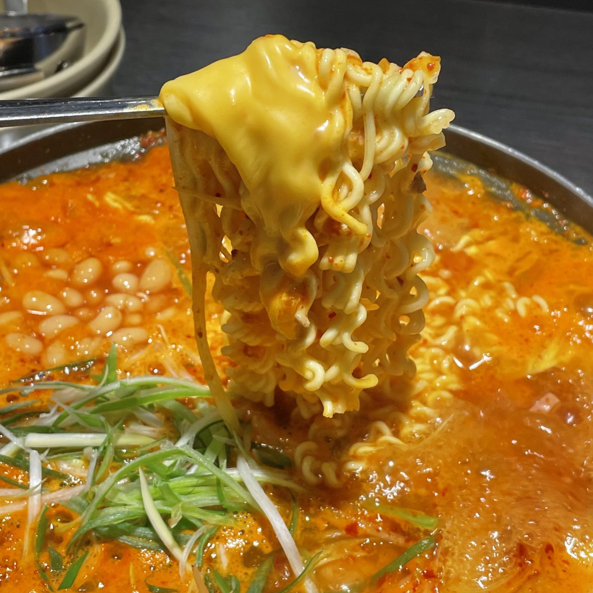 suni__fit's tweet photo. 韓国の狎鴎亭ロデオにある「이모가 있는 집」
壁一面に俳優やアイドルなど芸能人のサインがあるプデチゲ専門店。1人前12,500ウォンのプデチゲがスパムにソーセージ、お餅、ラーメンととにかく具沢山で美味しすぎる。2種類あってこれは辛くない元祖プデチゲ。

📍ソウル特別市 江南区 論峴洞 95-11 https://t.co/4BrtgImozH