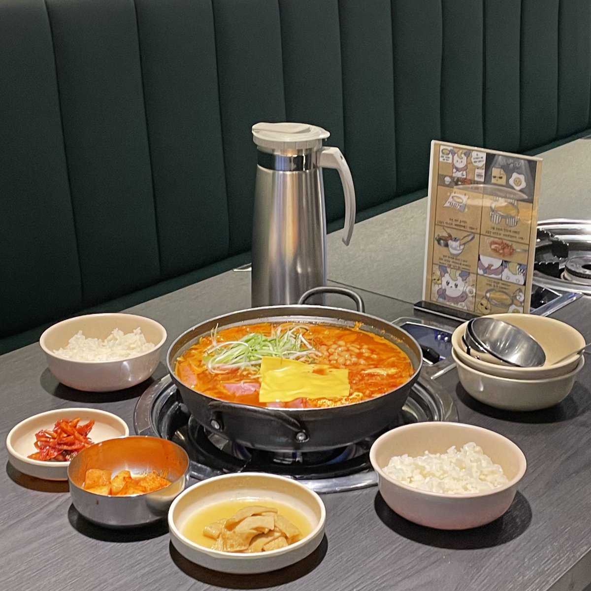 suni__fit's tweet photo. 韓国の狎鴎亭ロデオにある「이모가 있는 집」
壁一面に俳優やアイドルなど芸能人のサインがあるプデチゲ専門店。1人前12,500ウォンのプデチゲがスパムにソーセージ、お餅、ラーメンととにかく具沢山で美味しすぎる。2種類あってこれは辛くない元祖プデチゲ。

📍ソウル特別市 江南区 論峴洞 95-11 https://t.co/4BrtgImozH